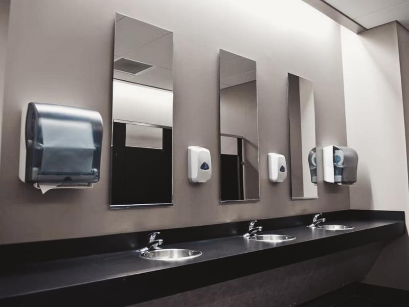 Антибактериальное зеркало в общественном туалете