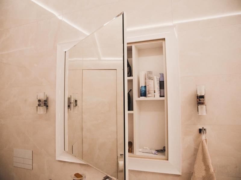 Зеркальная дверца в нишу в ванной