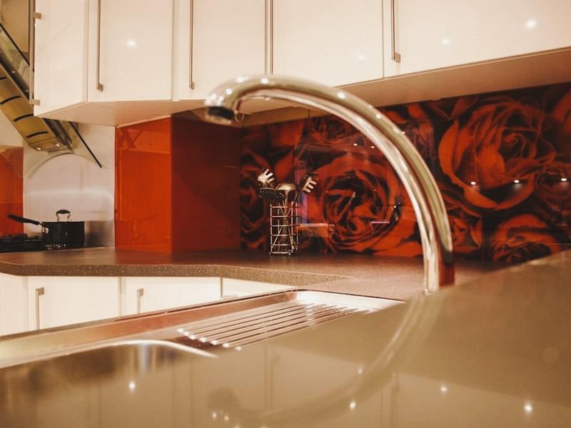 Стеклянный кухонный фартук (скинали) с изображением цветов