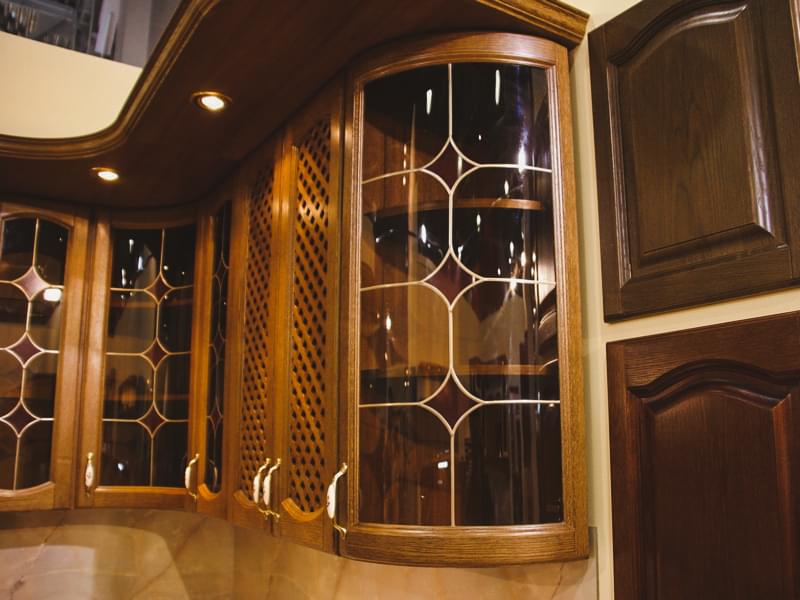 Кухонный шкаф с дверцами из гнутого стекла