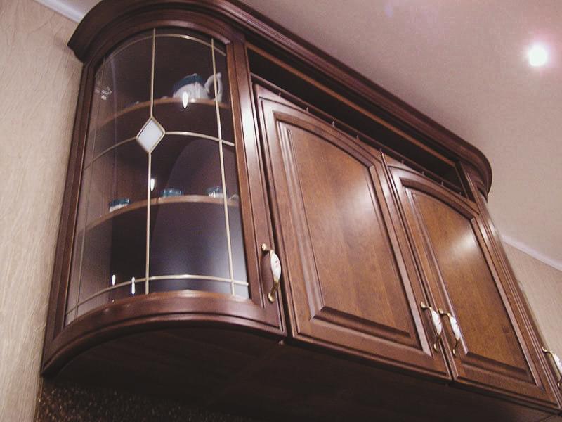 Кухонный шкаф с дверцами из гнутого стекла