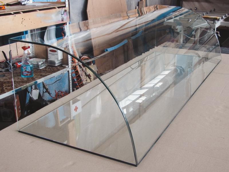 Гнутое стекло для витрины