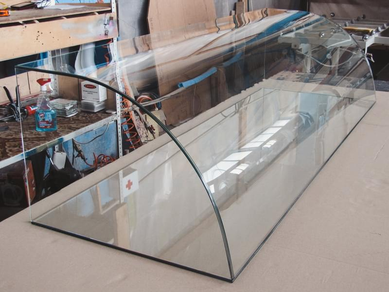 Молированное гнутое стекло для витрины