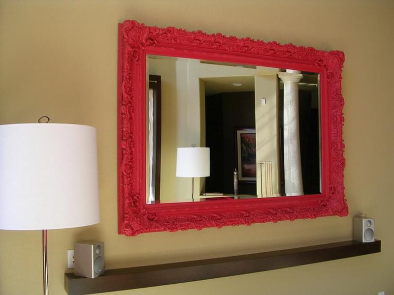 Зеркало в красном пластиковом багете