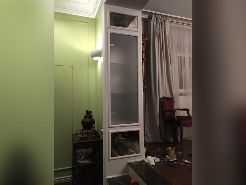 Шкаф с дверцой из матового стекла