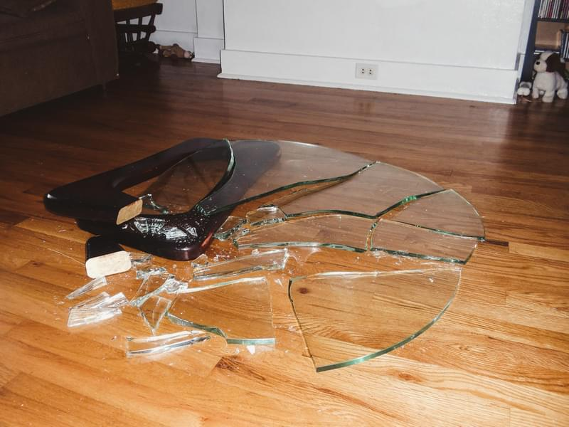 Ремонт разбитого стеклянного стола