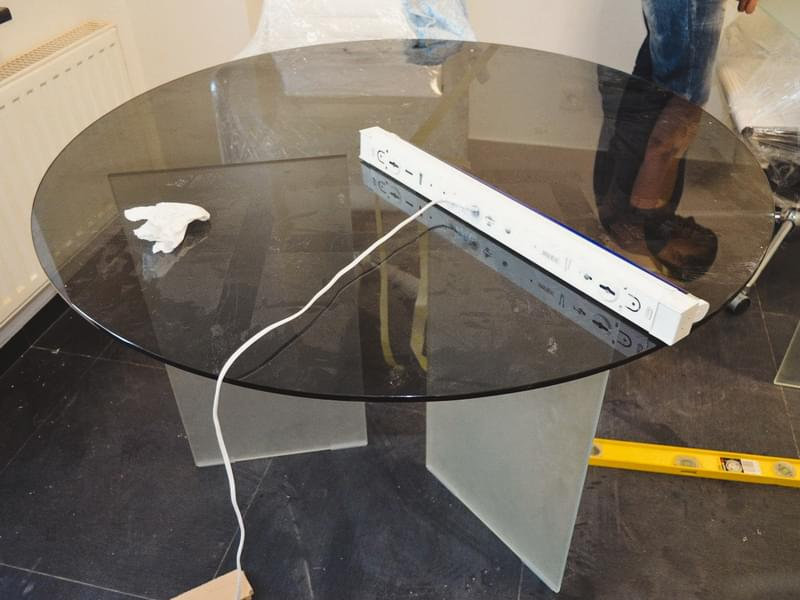Склеивание стеклянной столешницы с помощью УФ-клея и УФ-лампы