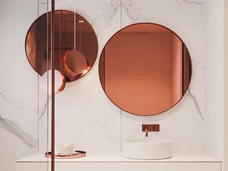 Розовое зеркало в ванной