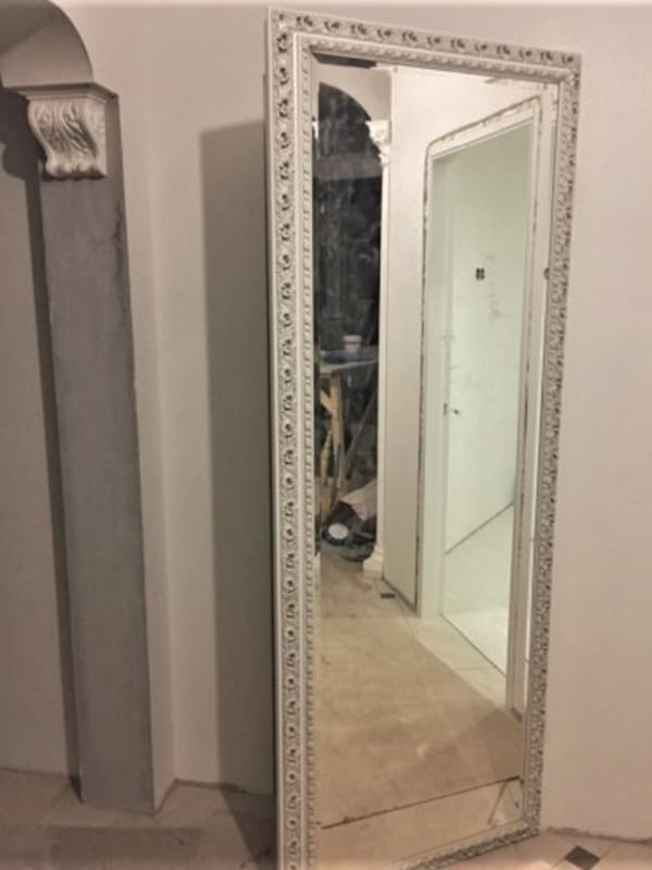 Скрытая зеркальная дверь в багете