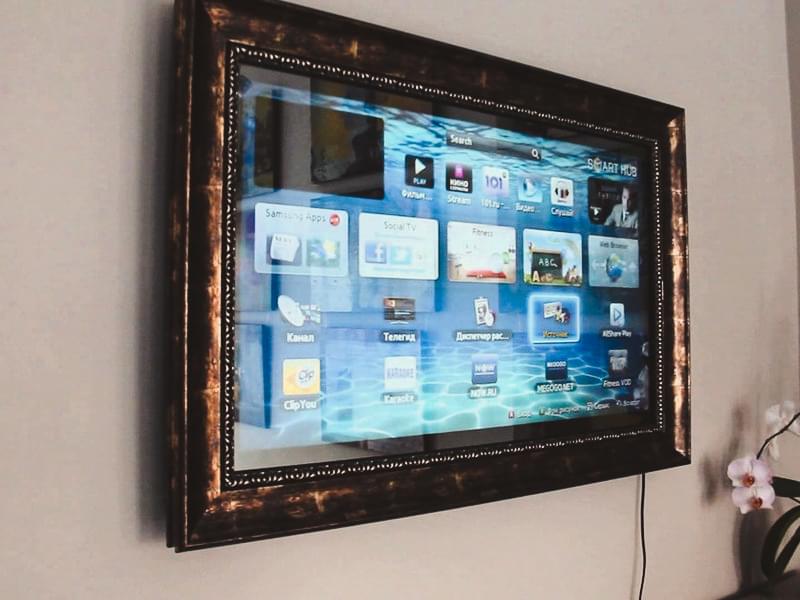 Телевизор в виде зеркала со стеклом шпион