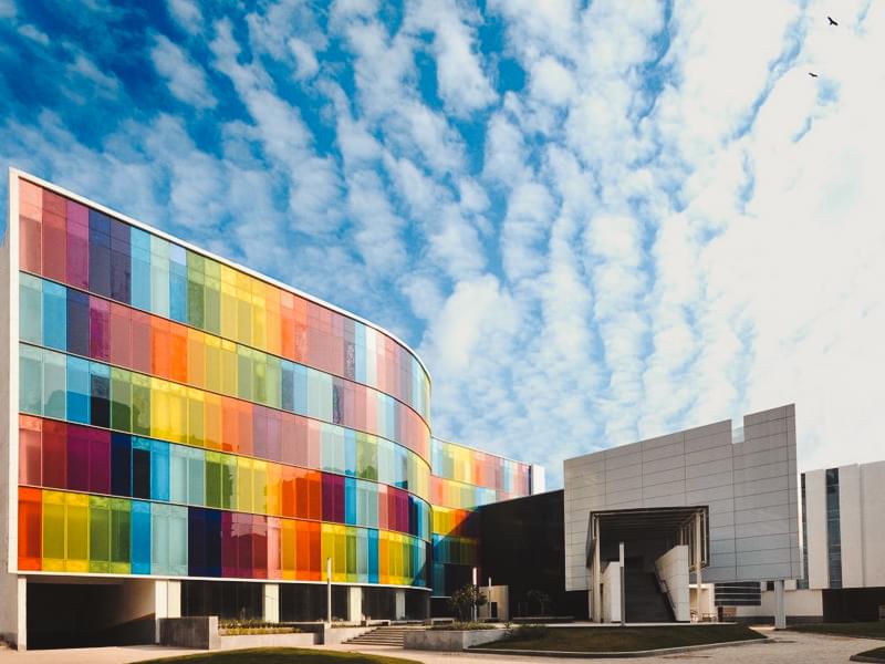 Остекление фасад здания из цветного стекла