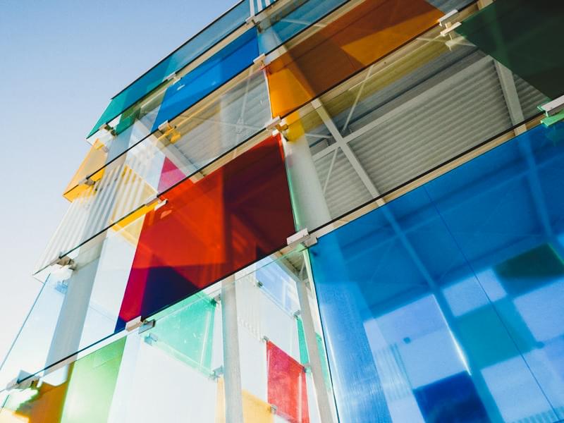 Остекление фасад здания из разноцветного стекла