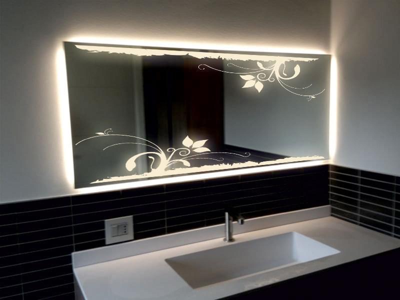 Зеркало с подсветкой с узорами в ванной