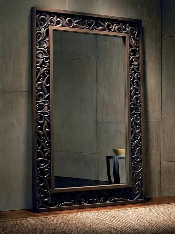 Зеркало в деревянном багете