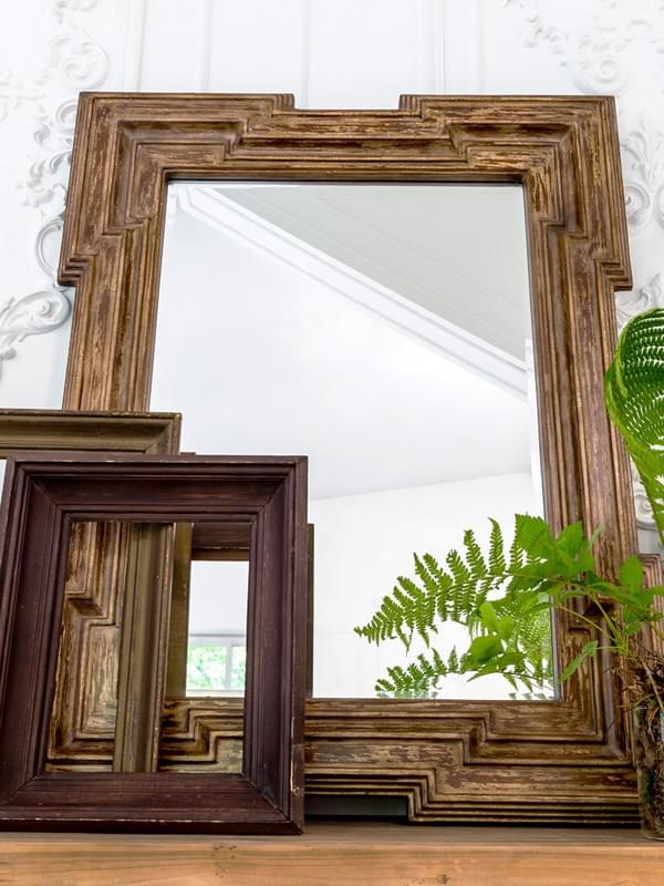 Зеркало в деревянном багете