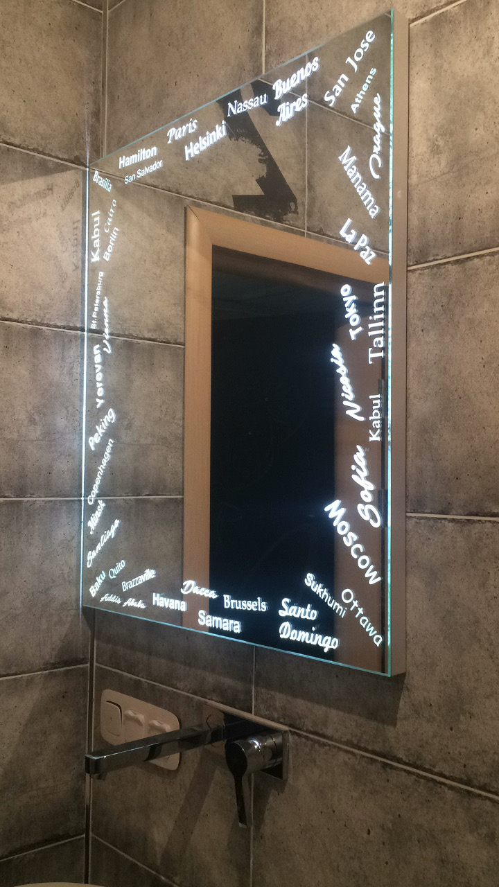 Зеркало в ванную с подсветкой с названиями городов