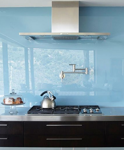 Кухонный фартук (скинали) из цветного голубого стекла