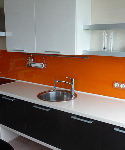 Кухонный фартук (скинали) из цветного оранжевого стекла