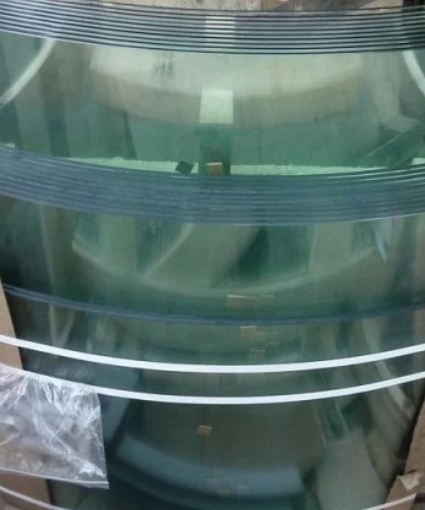 Гнутое стекло для холодильной витрины