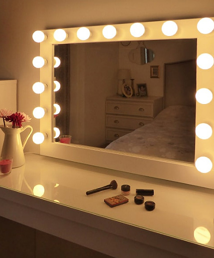 Зеркало для макияжа с лампочками