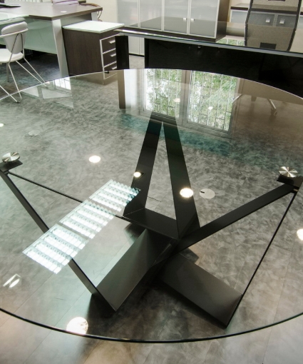 Круглый стол из стекла