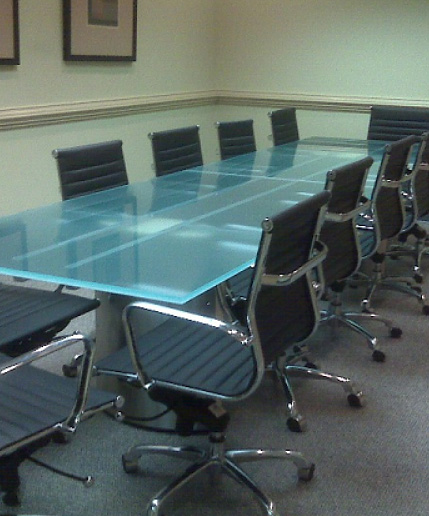 Переговорный стол из стекла