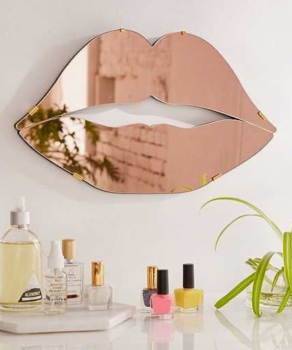 Розовое зеркало с индивидуальным дизайном в виде губ