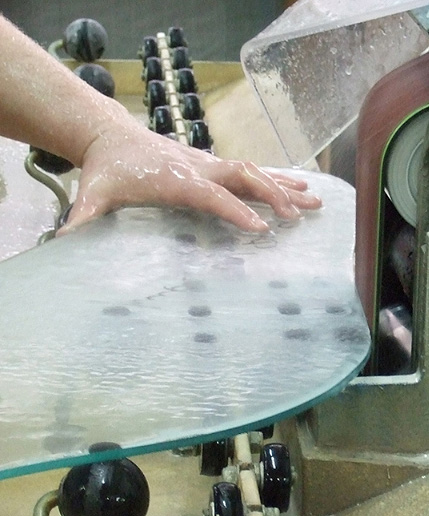 Процесс полировки и шлифовки кромки стекла
