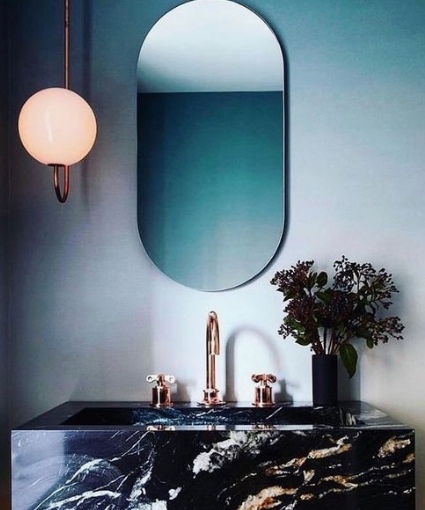 Синее зеркало в ванной