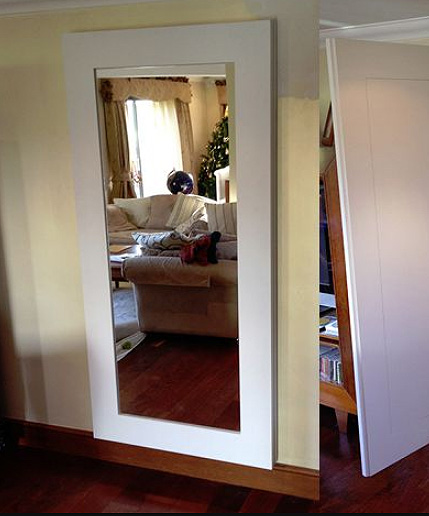 Скрытая зеркальная дверь в багете