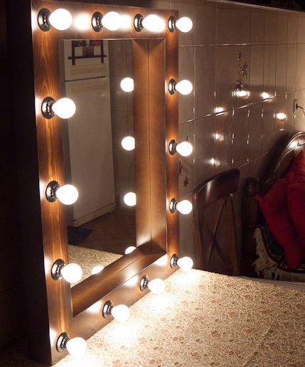 Макияжное зеркало с лампочками