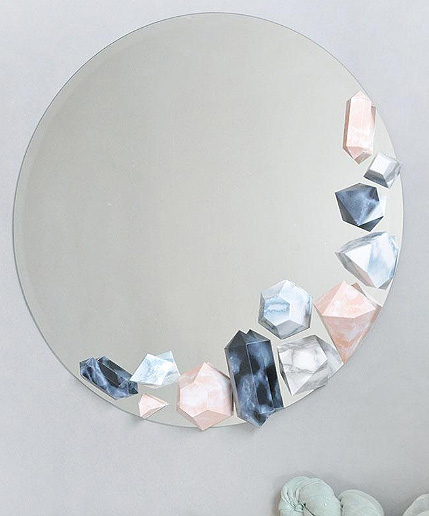 Круглое зеркало с декоративными элементами