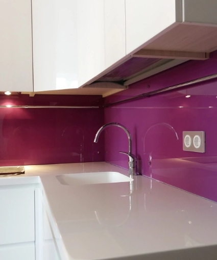 Кухонный фартук (скинали) из фиолетового стекла Лакобель