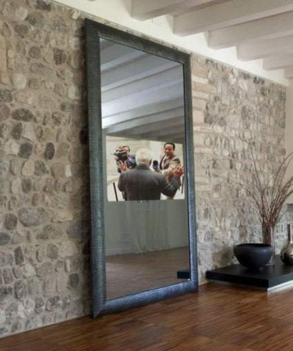 Телевизор, встроенный в стену и скрытый стеклом гизелла (шпион)
