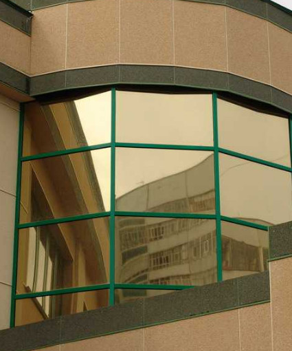 Фасад здания остекленный стеклом гизелла (шпион)