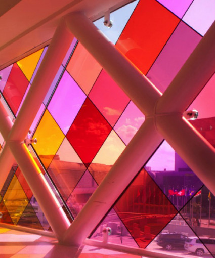 Остекление здания из цветного стекла