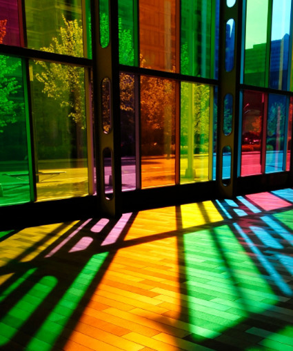 Остекление фасада здания из цветного стекла