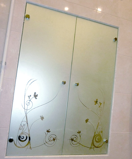Зеркальные стеклянные дверцы в нишу в ванной