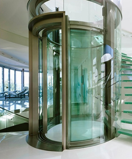 Шахта лифта из гнутого стекла