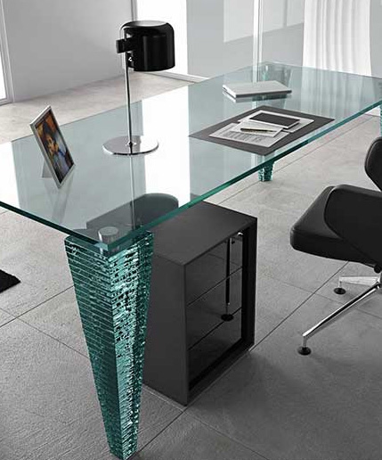 Письменный стол из стекла на стеклянных ножках по индвидуальному дизайну
