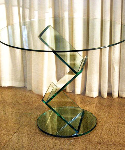 Стеклянный стол, склеенный с помощью УФ-клея
