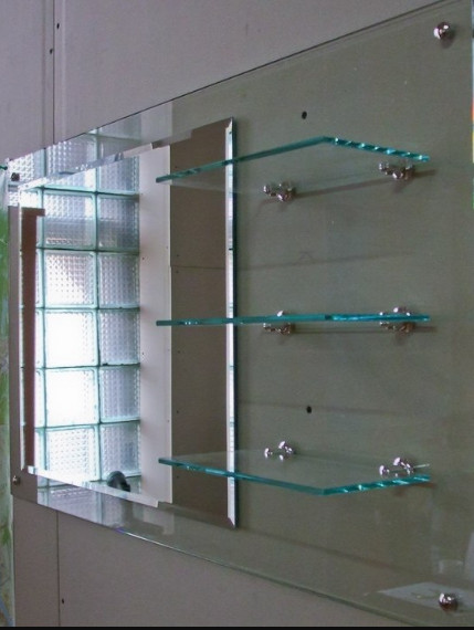 Влагостойкое зеркало со стеклянными полочками