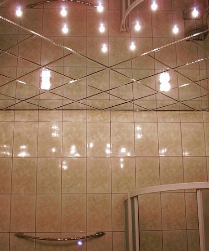 Влагостойкое зеркало на потолке в ванной