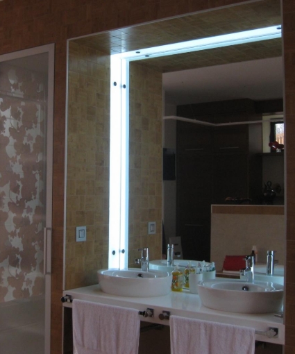 Закаленное зеркало с подсветкой в ванной