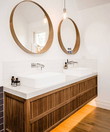 Зеркала для ванной с полочкой из дерева